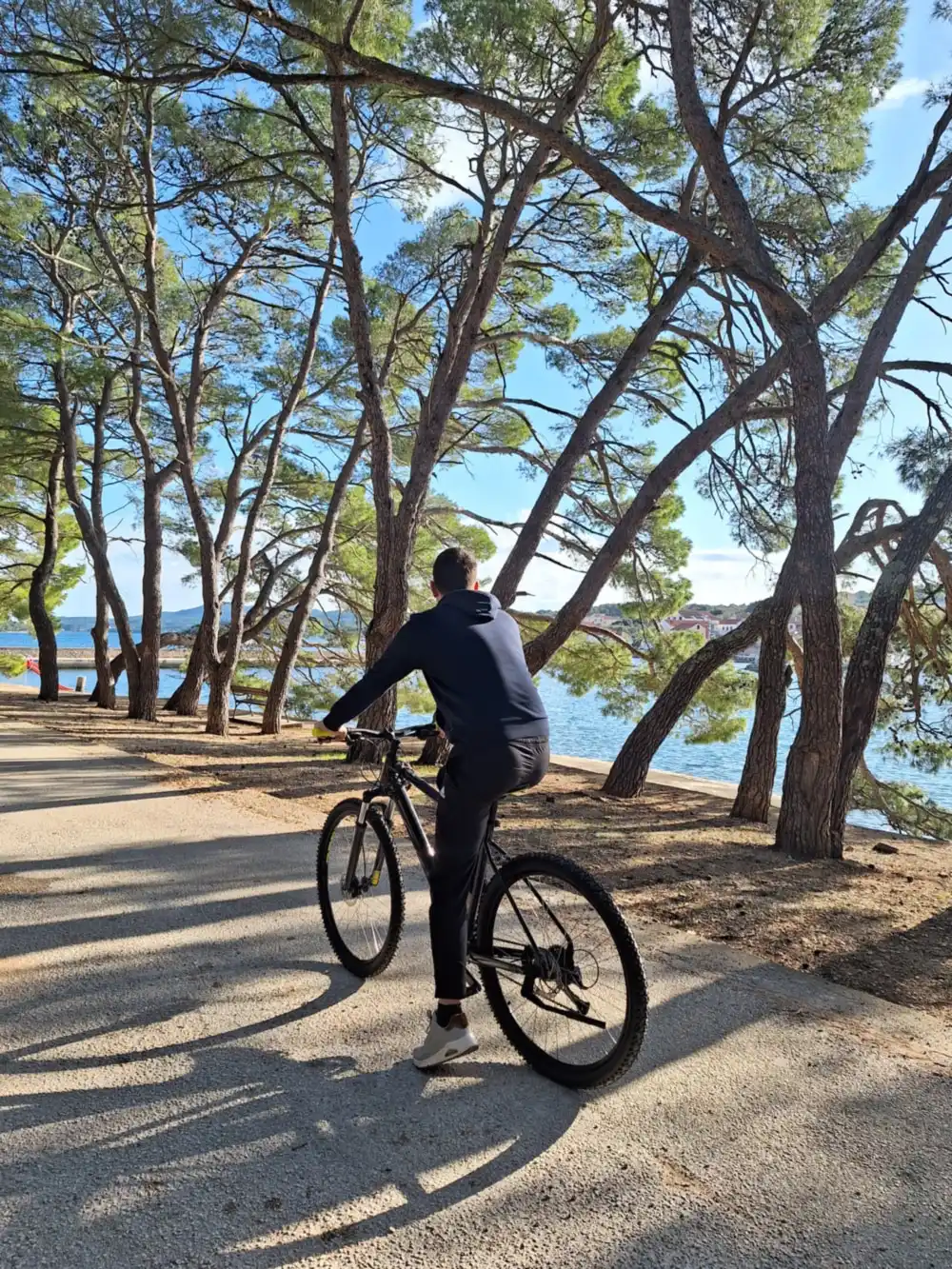 Il proprietario di Kaliope in bici a Zelena Punta, Kukljica